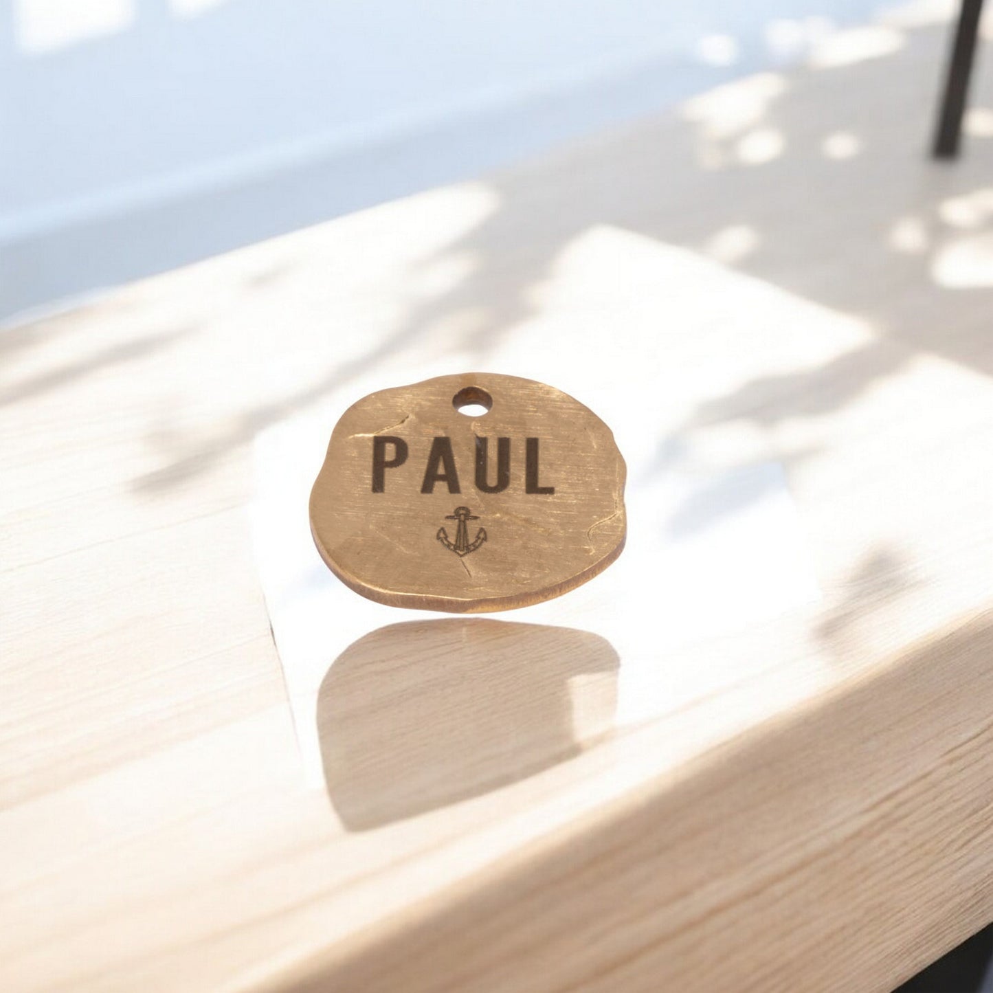 PFOTENMARKE - Messing Hundemarke in Stoßoptik – ca. 25 mm Durchmesser