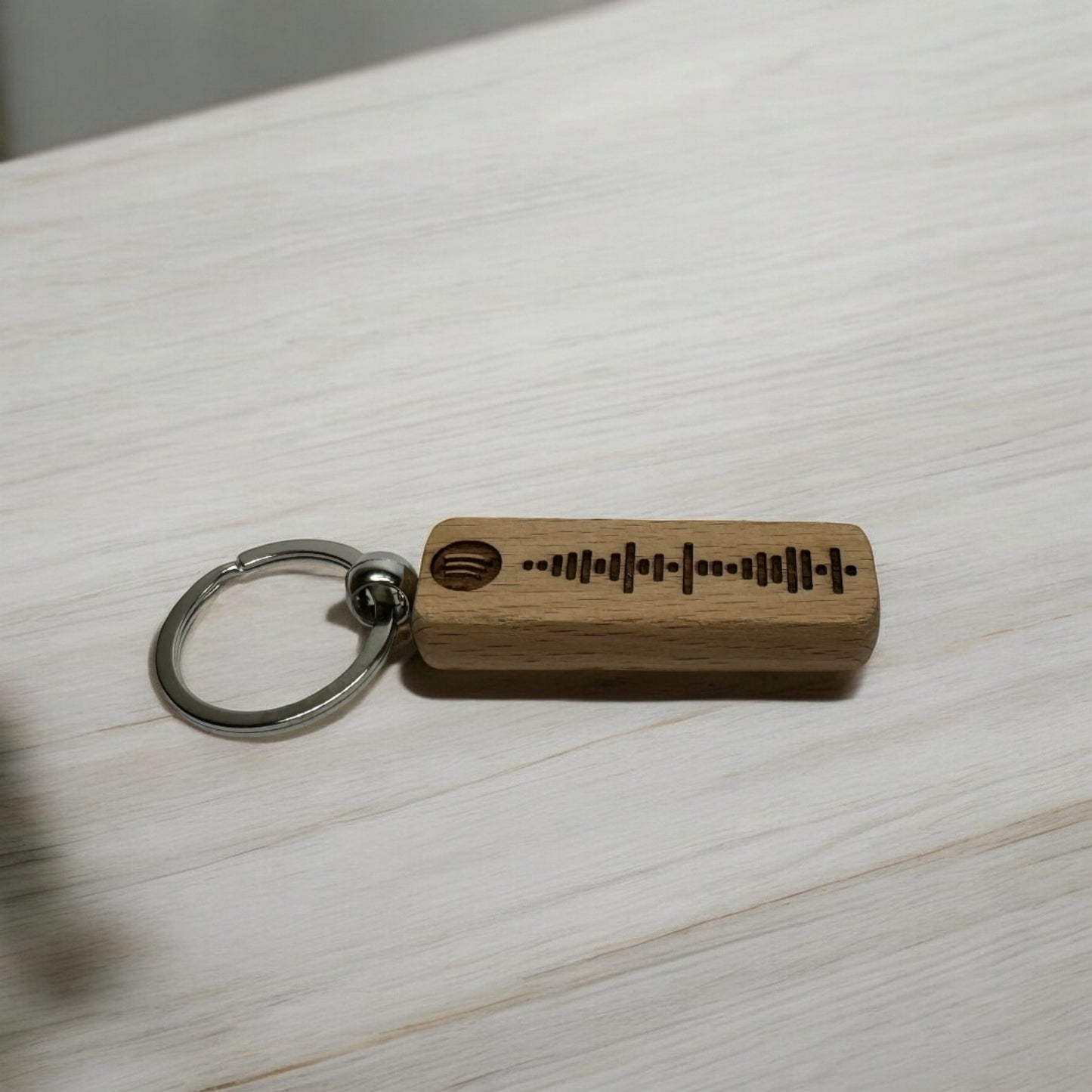 Personalisierter Holzanhänger mit Spotify Code Gravur