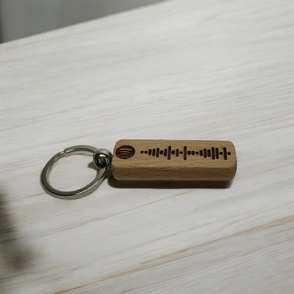 Personalisierter Holzanhänger mit Spotify Code Gravur